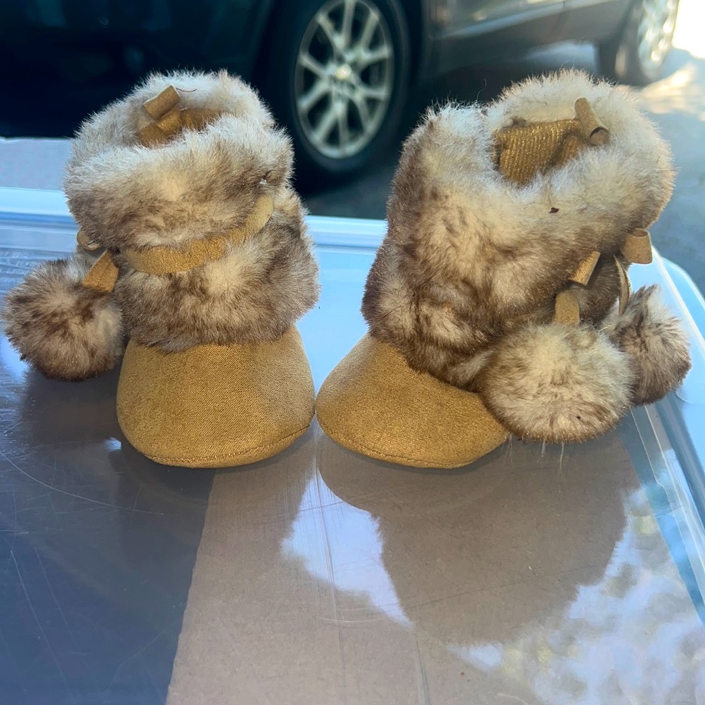 9-12 months pom pom boots